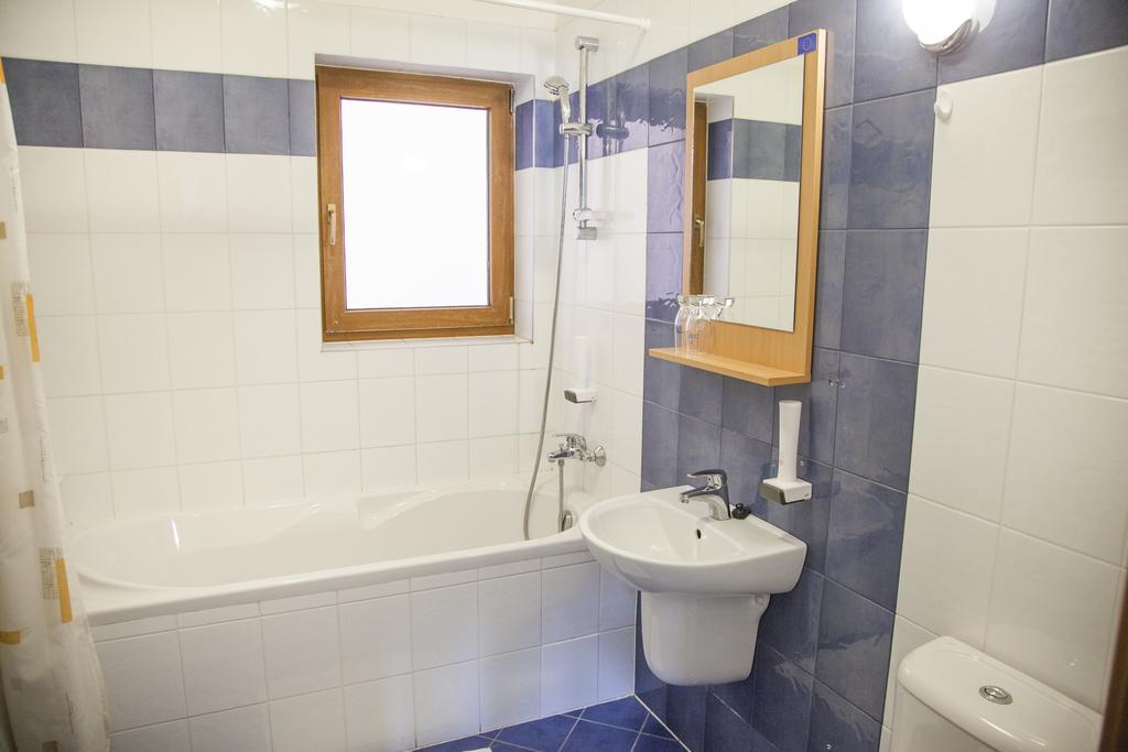 Hotel Eminent Zlaté Moravce Exteriör bild