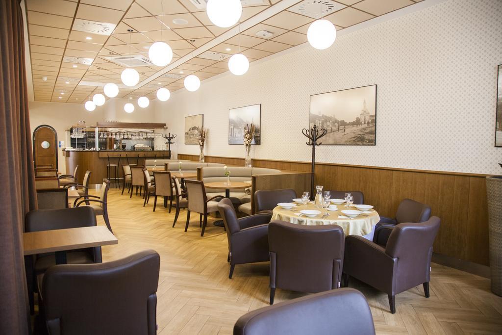 Hotel Eminent Zlaté Moravce Exteriör bild