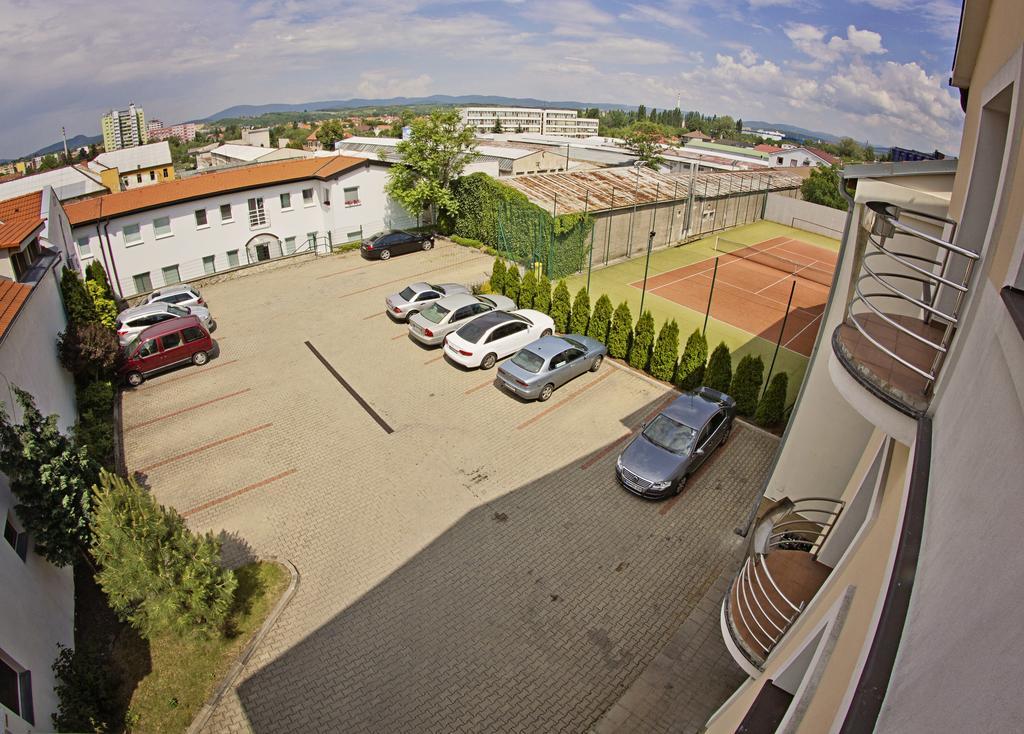 Hotel Eminent Zlaté Moravce Exteriör bild