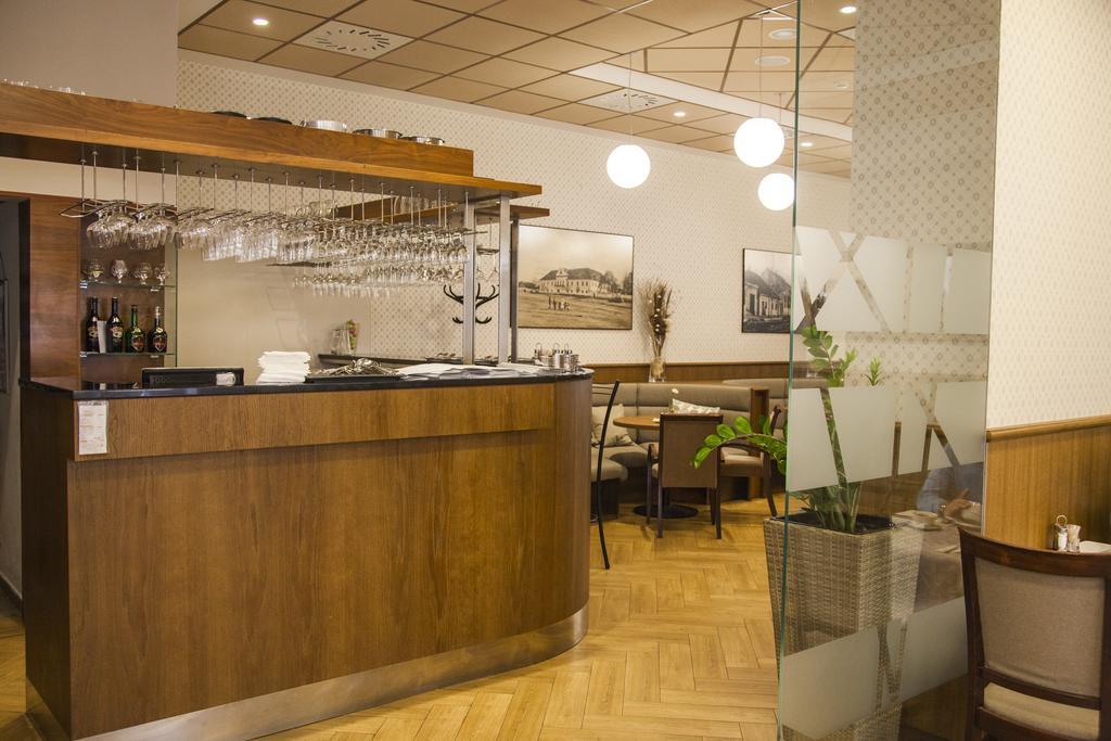 Hotel Eminent Zlaté Moravce Exteriör bild